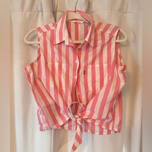 Levi’s - Sleeveless button up tank